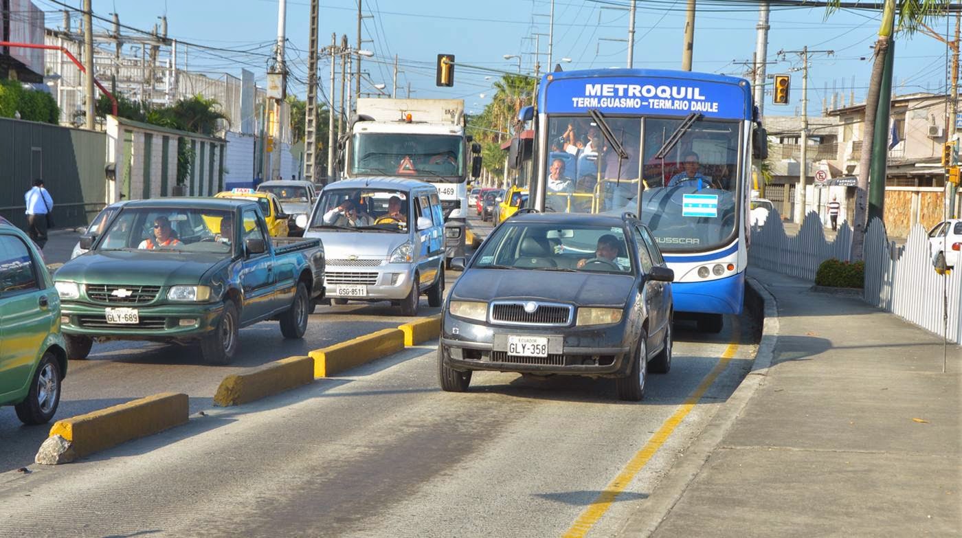 Desde hoy $ 354 por invadir carril de Metrovía